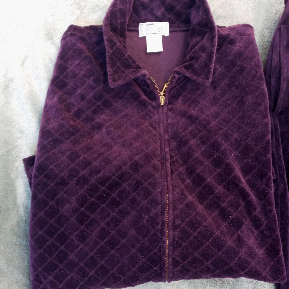 Lounge Wear - Picture 2 of 3